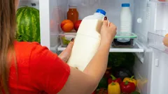 Casi todo el mundo comete este error: así es como debes guardar la leche en el frigorífico